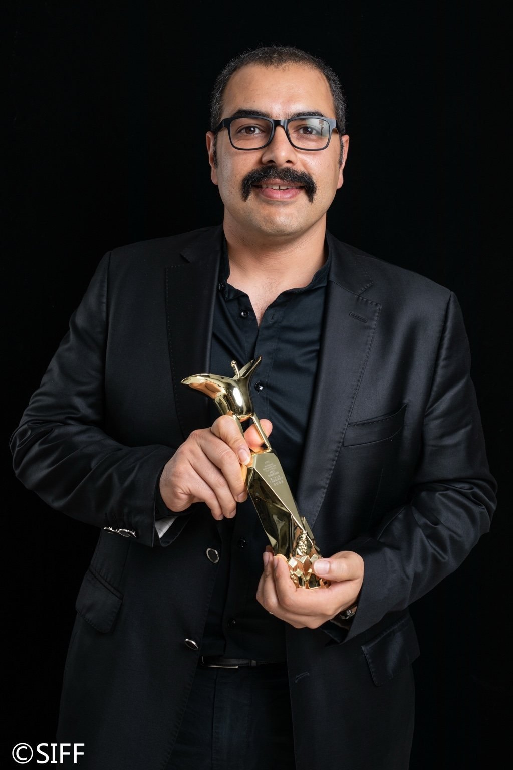 Morteza Hodaei portrait with award